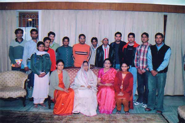 Students of Speakwel with Past Governer of Rajasthan and Past President of India Mrs Prathibha Patil
