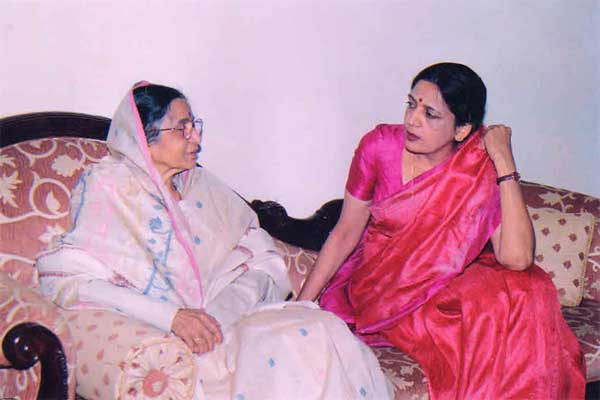 The then Governor of Rajastan and later on President of India Mrs Prathibha Patil with Director Speakwel Mrs. Bhandari
